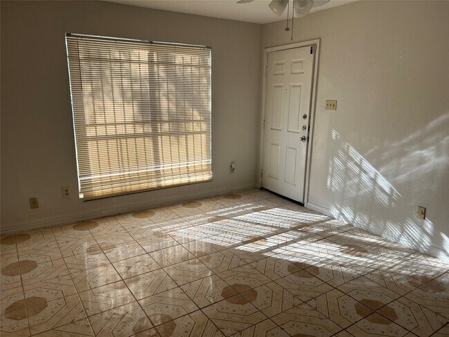 Building Photo - 3900 Woodchase Dr