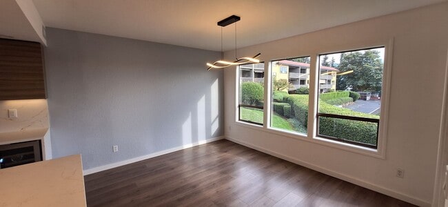 Building Photo - Luxurious 2-Bed, 2-Bath Condo with Spectacular Views and Designer Upgrades in Kirkland!!
