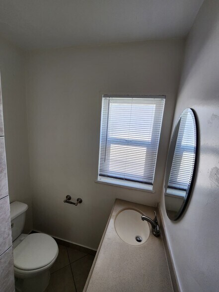 Building Photo - 4767 San Vicente Blvd