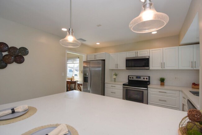 Building Photo - 609 S Crescent Dr