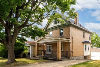 Building Photo - Beautiful 5 Bedroom, 2 Bathroom in Mt.Lebanon- Original Hardwood Floors and Garage