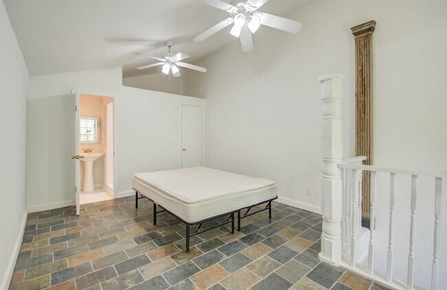 Building Photo - 5311 Palmetto St