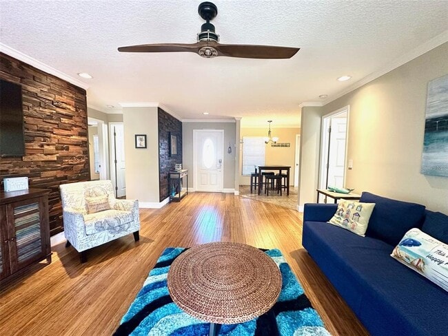 Building Photo - 14622 Pinecrest Dr