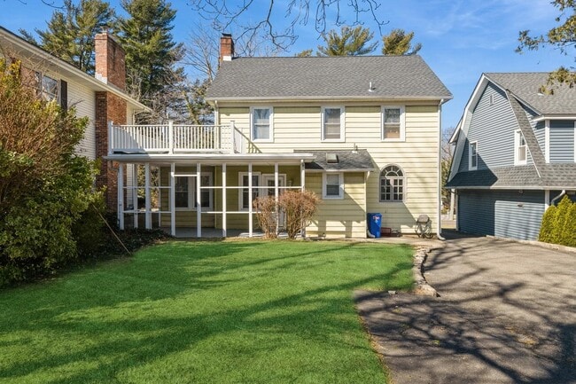 Building Photo - 130 Soundview Rd
