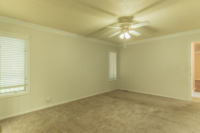 Building Photo - 16 Balenciaga Way