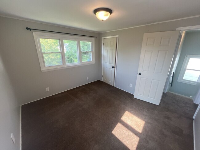 Building Photo - Charming 2-Bedroom Property in Prime Location