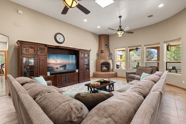 Building Photo - Rio Rancho Gem - Stunning 4-Bedroom Home –...