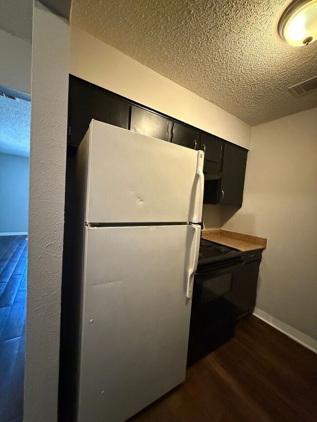 Building Photo - 1 Bed/ 1 Bath Condo!  Harding / Southern Hills Area!  Pets ok!