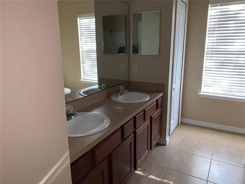 Building Photo - 7135 Harmony Square Dr S