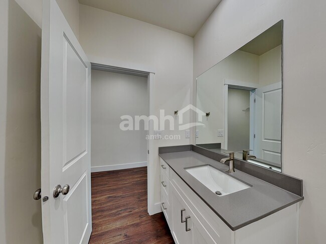 Building Photo - 1317 E Old Mesquite St