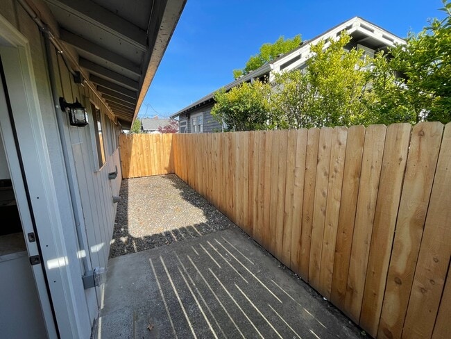 Building Photo - 2021 Thompson Ave