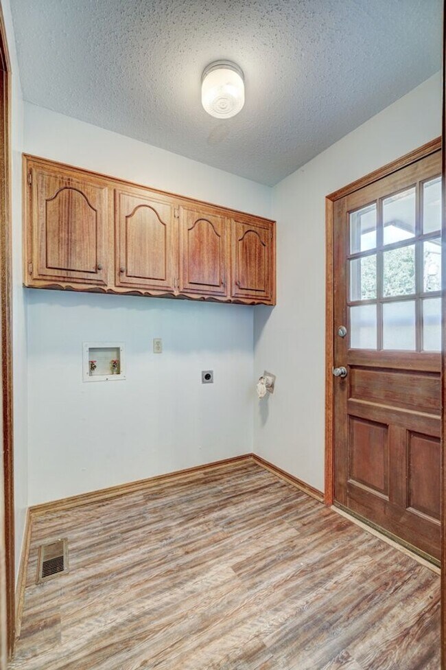 Building Photo - 3 Bed 2 Bath in Midwest City!