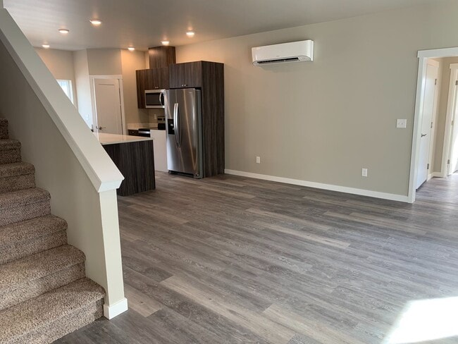 Building Photo - 668 E Street