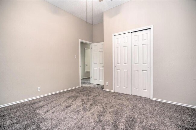 Building Photo - 1009 Oaklands Dr