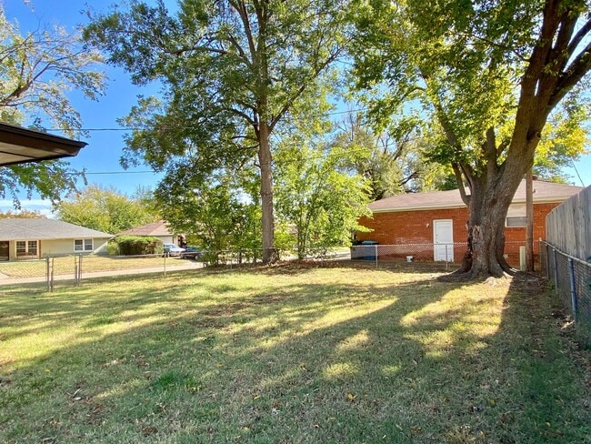 Building Photo - Spacious 3 bed 1 bath with easy access to I-40!