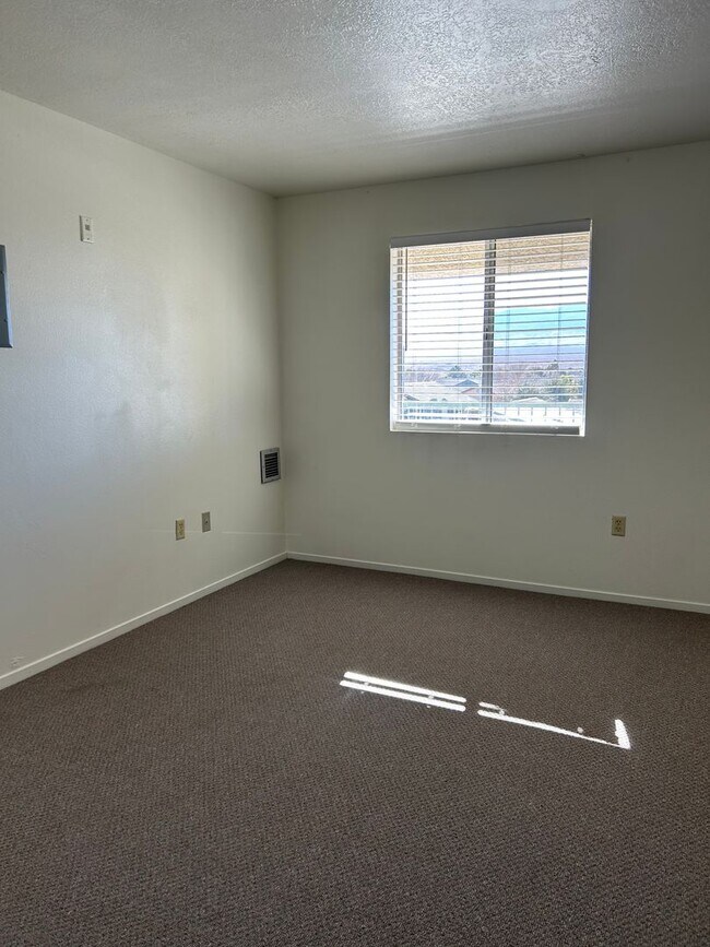 Building Photo - One Bedroom Smokey Lane Condo - Upper Unit