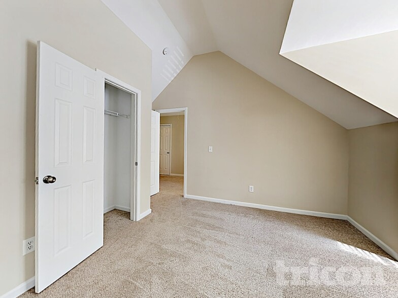 Building Photo - 5415 Kiev Dr