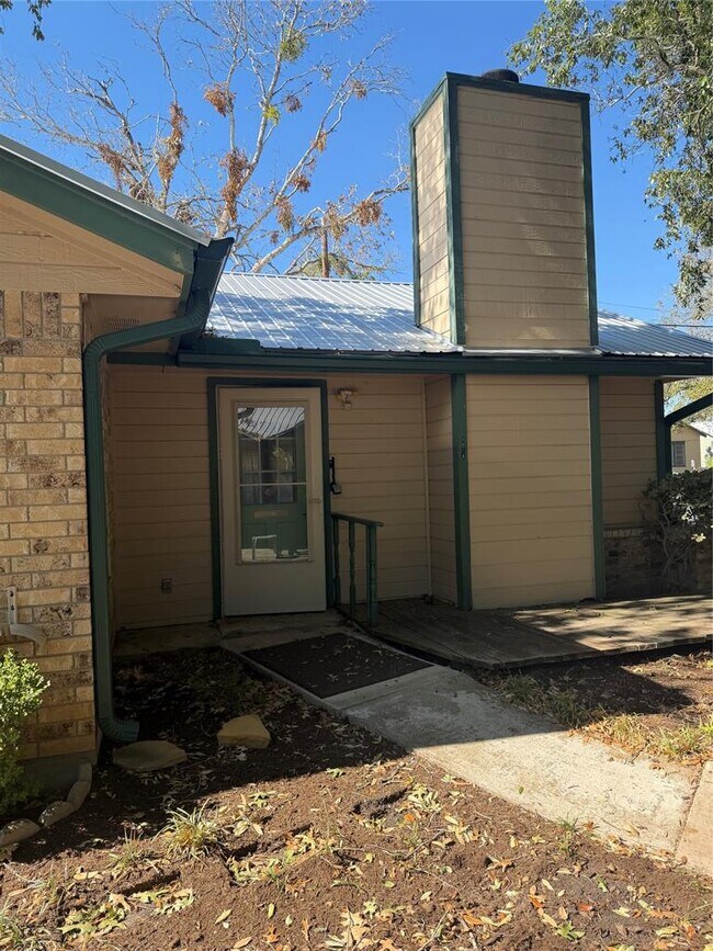 Building Photo - 728 W San Antonio St