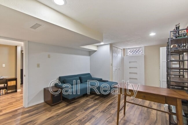 Building Photo - 1117 E 33rd Ave