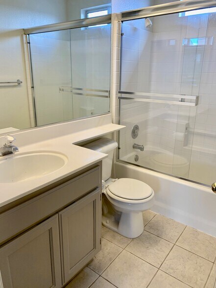 hall bath with shower over tub - 2306 Francisco Ave