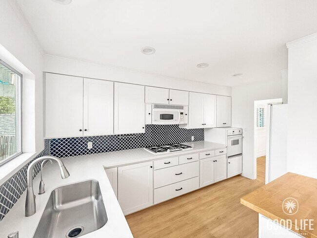 Building Photo - Beautiful 3BD/2BA W/ Private Pool, Garage, and A/C in Ocean Beach!