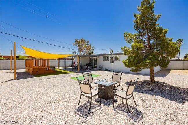 Building Photo - 1634 Serenada Ave