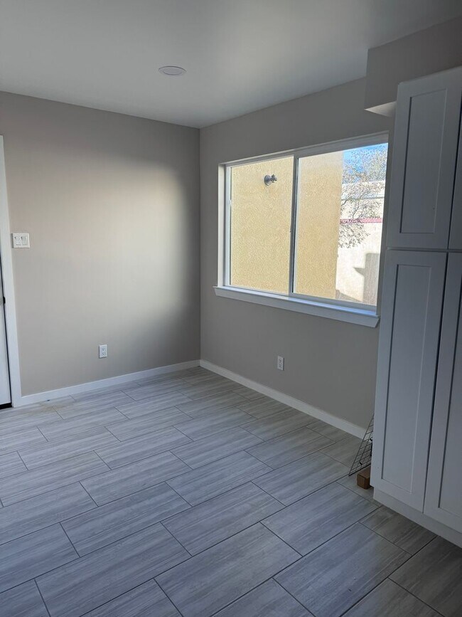 Building Photo - Foothills Townhouse 2 Bedroom 2 Bath with ...