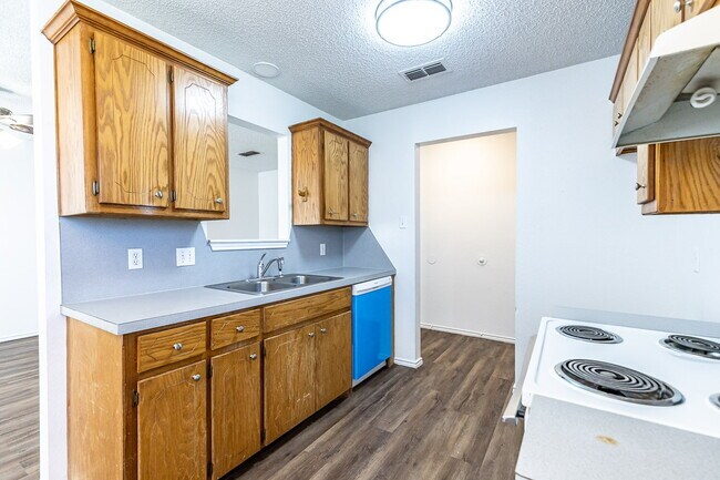 Building Photo - 2 Bedroom House w Large yard