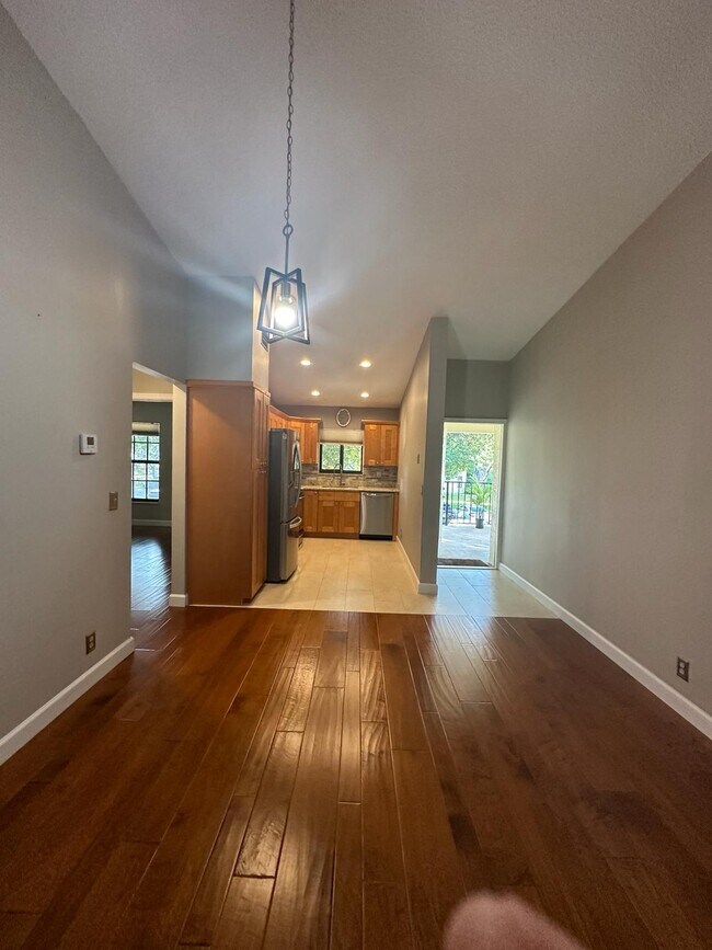 Building Photo - 301 Olivewood Pl
