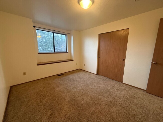 Building Photo - 3 BED 2.5 BATH WITH DAYLIGHT BASEMENT & BONUS ROOM - SPACIOUS CORNER LOT