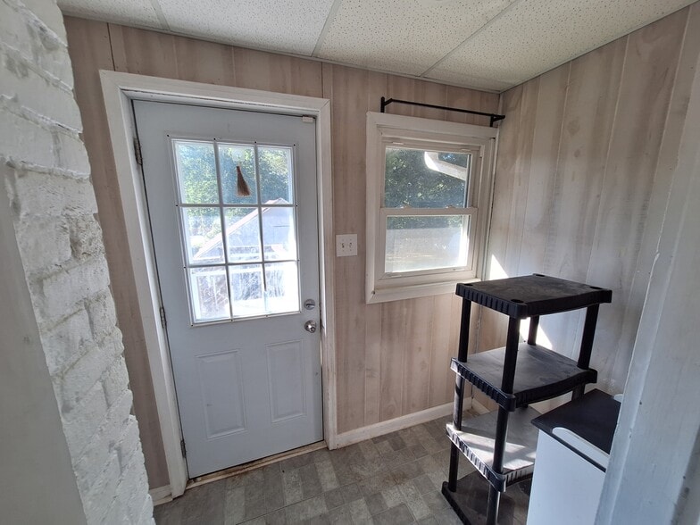 Back porch with back door - 2908 Wurtele Ave