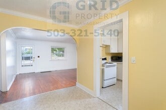 Building Photo - Charming 2 Bedroom Bungalow Available in Northeast Portland!