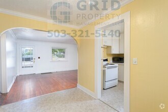 Building Photo - Charming 2 Bedroom Bungalow Available in N...