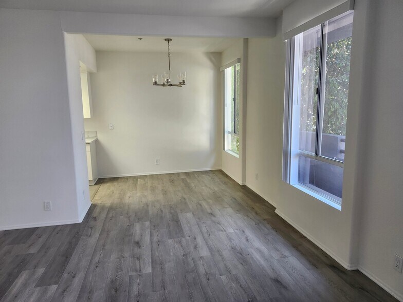 Building Photo - 100 S Hayworth Ave
