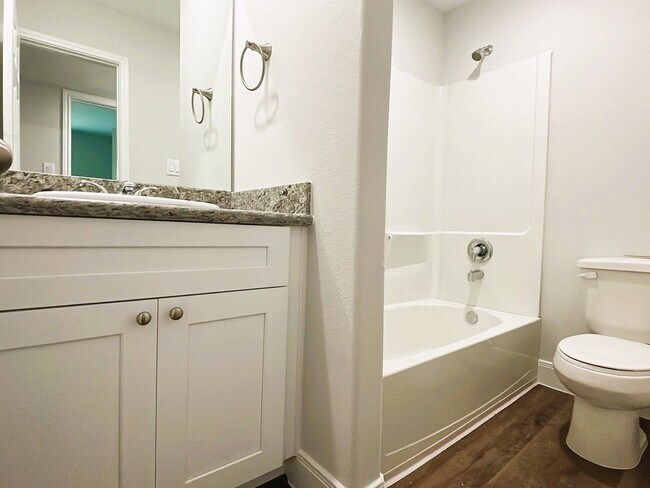 Building Photo - 711 S Houston Ave