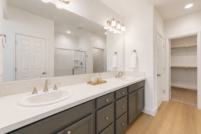 Building Photo - Massive 5BR Luxury: Your Fresno Dream Home!