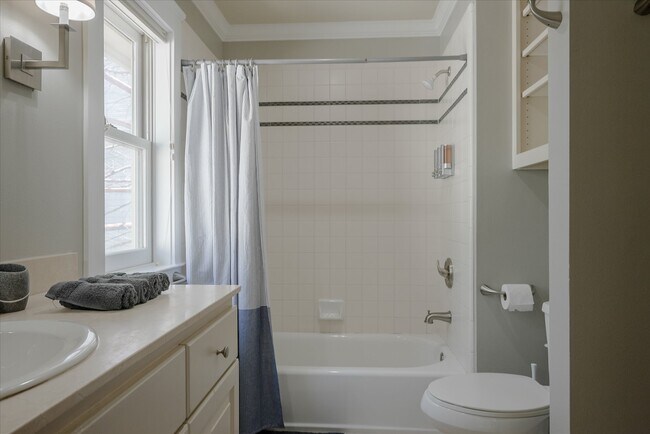 Building Photo - 2618 Thomas Ave