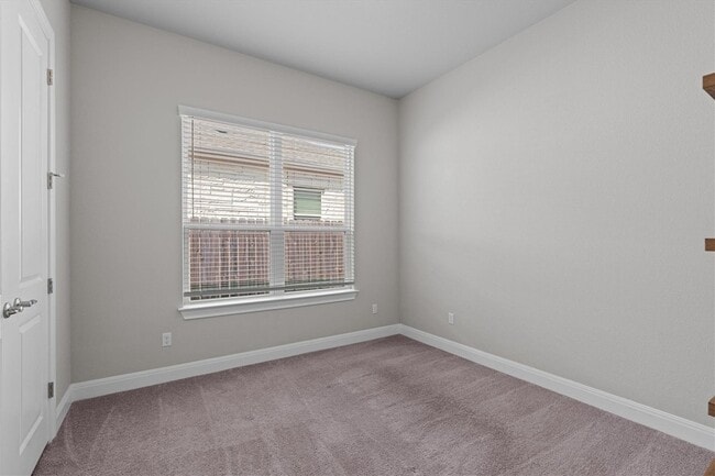 Building Photo - 4660 Katherine Dr