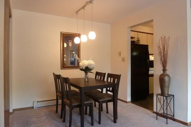 Building Photo - $1,025 | 2 Bedroom, 1 Bathroom Apartment |...