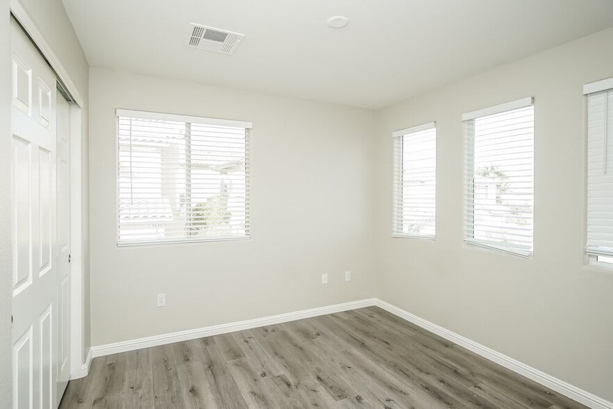 Building Photo - 9281 Hainsworth Ave