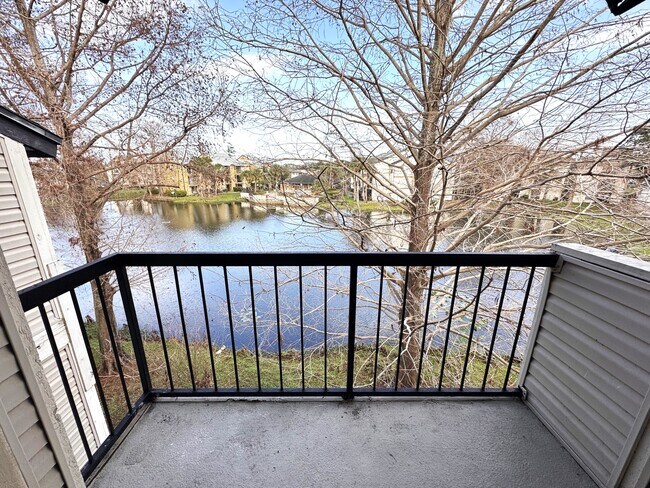 Building Photo - 1948 Lake Atriums Cir