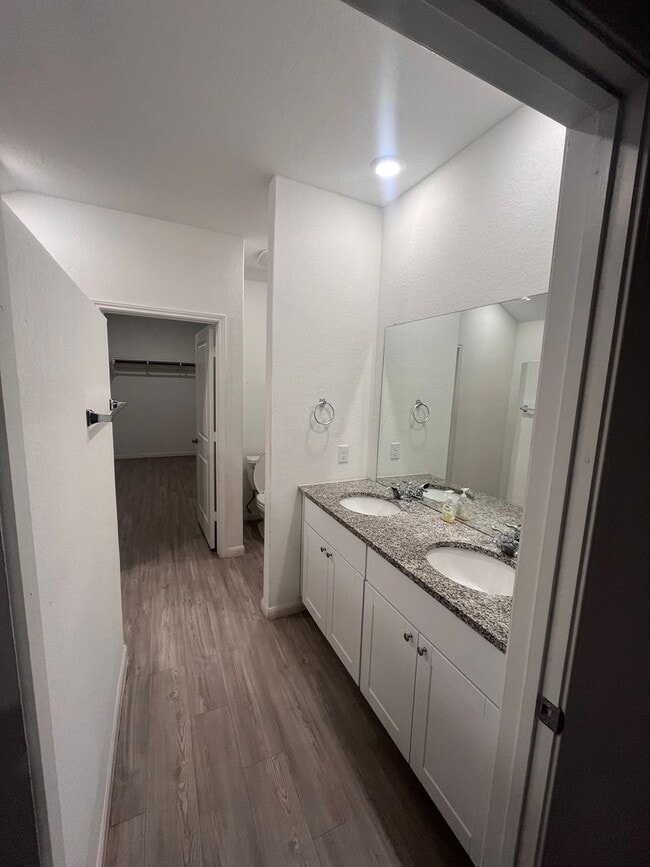 Building Photo - 3 bed 2 bath with a flex space, fenced in ...