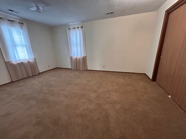 Building Photo - Cute 2 Bedroom 1 Bath