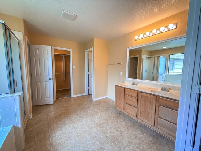 Building Photo - University Park - 5 bedrooms, 3-1/2 Baths