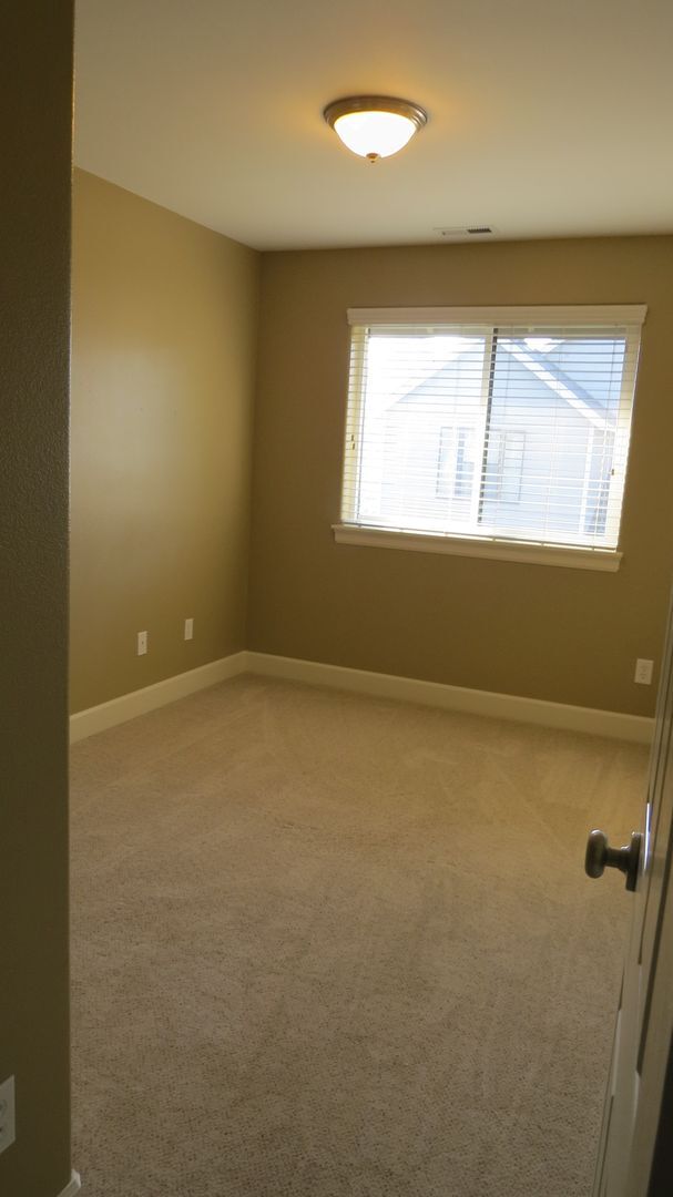 Building Photo - Beautiful home in neighborhood of Bend.  L...