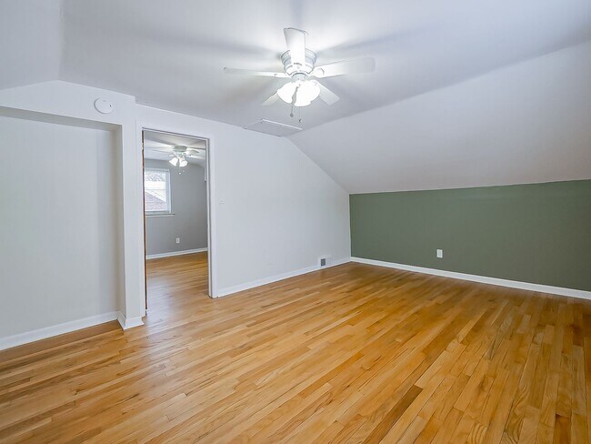 Building Photo - AVAILABLE NOW! Spacious 4-Bed Gem in the Heart of Clawson!