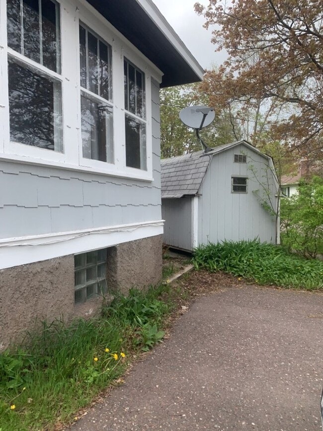 Building Photo - AVAILABLE NOW - 4 Bed, 2 Bath Chester Park...