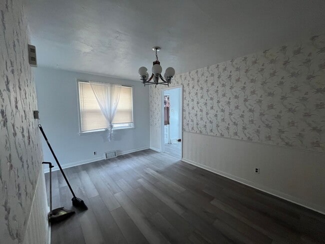 Building Photo - 3 bed room 1.5 bath