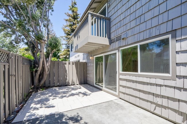 Building Photo - 3 Bed / 2.5 Bath light and spacious townho...