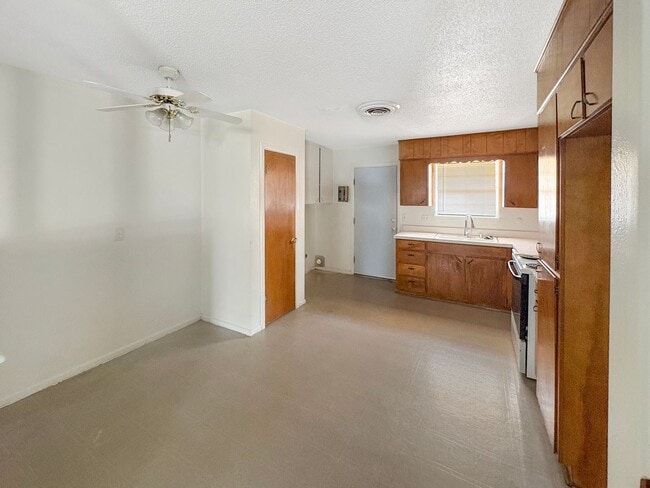 Building Photo - 701-703 East Sunset Circle